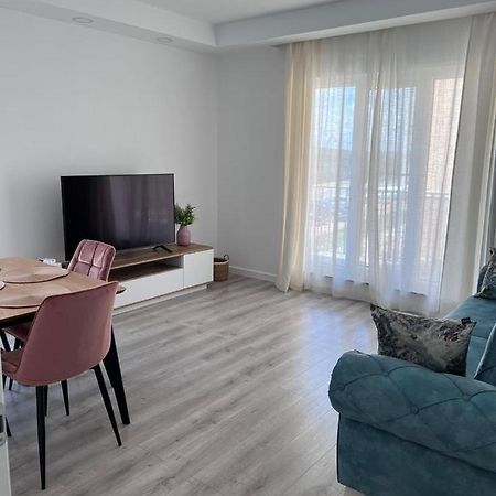 Cosmopolis Bliss: Your Home Away From Home Stefanestii de Jos Exteriör bild